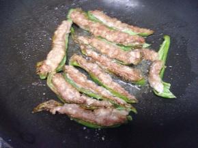 煎到肉表面变焦后，翻面，到尖椒皮变软即可