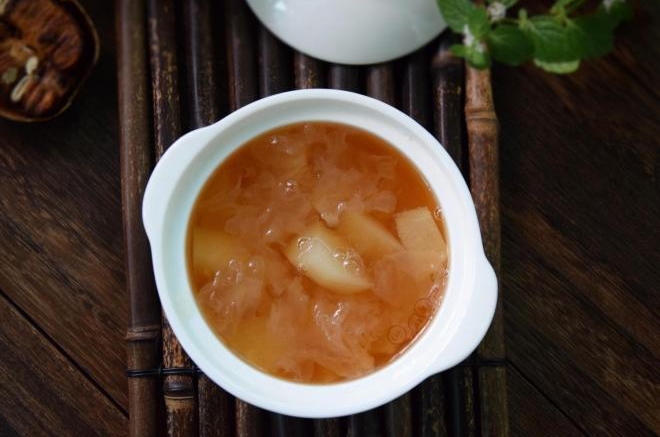罗汉果雪梨银耳羹