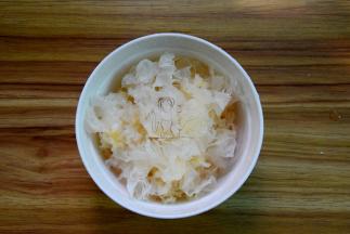 泡发的银耳去蒂，洗净撕小朵