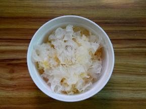 泡发的银耳去蒂，洗净撕小朵