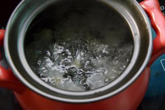 锅中加适量清水1500ml左右，放入银耳煮30分钟