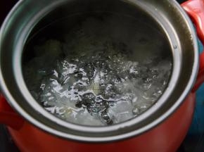 锅中加适量清水1500ml左右，放入银耳煮30分钟