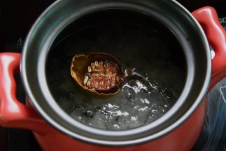 罗汉果洗净，加锅中同煮20分钟