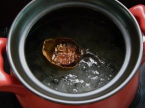 罗汉果洗净，加锅中同煮20分钟