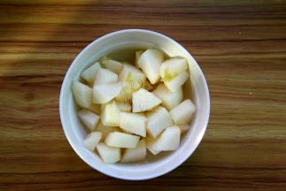 雪梨去皮切小块