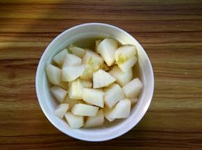 雪梨去皮切小块