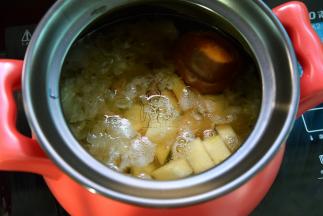 把雪梨加入锅中再煮10分钟即可