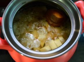 把雪梨加入锅中再煮10分钟即可