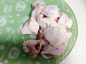 鸡翅洗净用刀一分为二