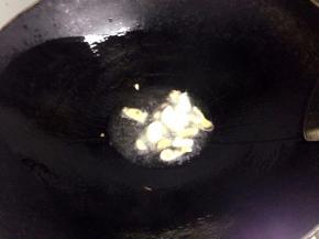 锅里倒入油把姜和大蒜炒香