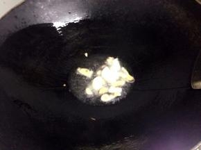 锅里倒入油把姜和大蒜炒香