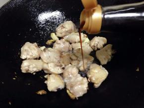 加八鸡翅翻炒变色后，加入适量的生抽，老抽翻炒上色