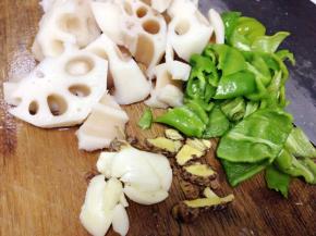 把所以材料切好备用