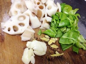 把所以材料切好备用