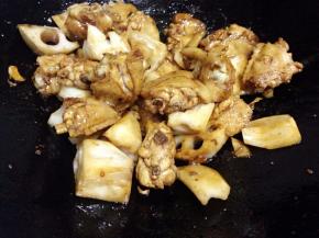 倒入切好的藕翻炒匀