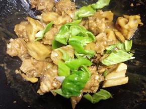 大火收汁青椒与盐炒匀即可