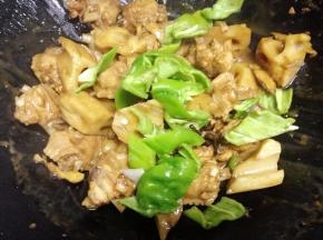 大火收汁青椒与盐炒匀即可