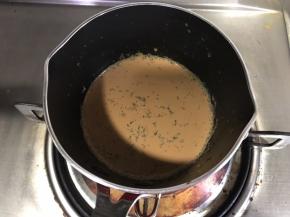 再倒入红茶碎，放凉至室温再使用。