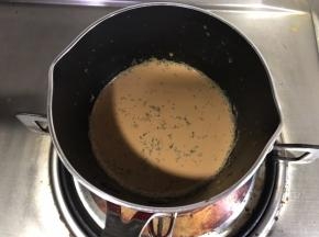 再倒入红茶碎，放凉至室温再使用。