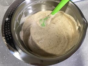 取三分之一蛋白霜到蛋黄糊中，翻拌均匀，再倒回剩余蛋白霜，翻拌均匀。