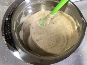 取三分之一蛋白霜到蛋黄糊中，翻拌均匀，再倒回剩余蛋白霜，翻拌均匀。