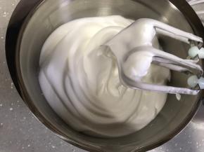 蛋清从冰箱取出，加入几滴柠檬汁，开动电动打蛋器打发至硬性发泡。
打发方法：低速将蛋清打发至鱼眼状，加入第一次细砂糖，高速打发至细腻泡沫后加入第二次细砂糖，继续高速打发至出现纹路，加入剩余细砂糖。高速打发至硬性发泡，转低速整理一下蛋白霜，提起打蛋头有小尖勾