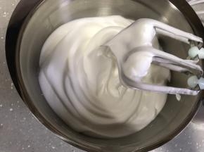 蛋清从冰箱取出，加入几滴柠檬汁，开动电动打蛋器打发至硬性发泡。
打发方法：低速将蛋清打发至鱼眼状，加入第一次细砂糖，高速打发至细腻泡沫后加入第二次细砂糖，继续高速打发至出现纹路，加入剩余细砂糖。高速打发至硬性发泡，转低速整理一下蛋白霜，提起打蛋头有小尖勾