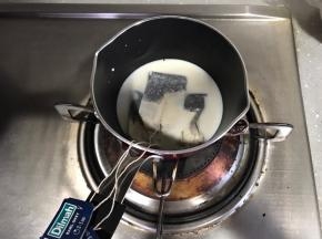 茶包和牛奶一起放入奶锅加热煮出茶味，加热至牛奶边缘微微沸腾即可。