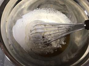 低筋面粉过筛加入