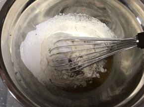 低筋面粉过筛加入
