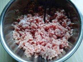 肉糜，我超市买的，让店员帮忙绞成肉馅的，这里不强调，自己剁，食用料理机都可以。