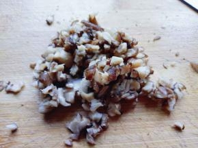 香菇洗干净切碎。