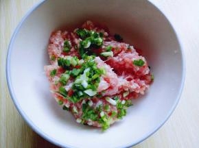 葱去皮切葱花，加入肉糜中。