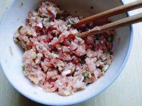 用筷子搅拌均匀，无需搅上筋。