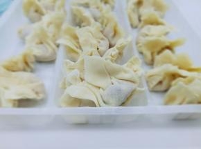依次做完的馄饨，一次吃不完的话密封好放入冰箱冷冻室。