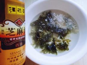 再滴几滴芝麻油。
