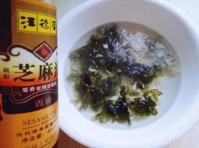 再滴几滴芝麻油。
