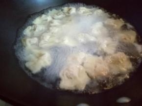 煮小馄饨，锅中加入水，大火烧开后，下包好的小馄饨，煮熟即可。