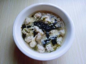 这样紫菜虾皮鲜肉小馄饨就做好啦！