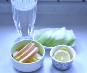 1、将冬瓜削皮、去籽，洗净后切成小块，将苹果洗净，去核带皮，切成小块；柠檬洗净，切片。