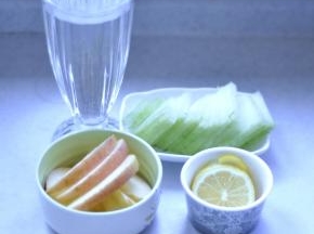 1、将冬瓜削皮、去籽，洗净后切成小块，将苹果洗净，去核带皮，切成小块；柠檬洗净，切片。