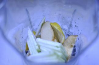 2、将准备好的全部材料放入榨汁机内