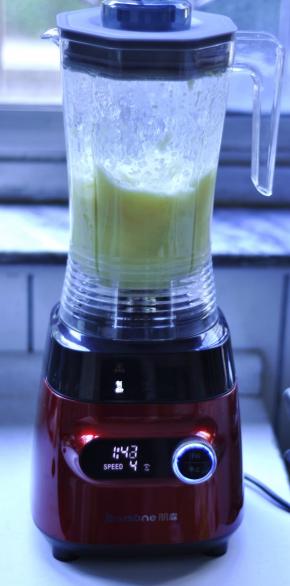 3、加入准备好的凉白开水，启动榨汁机，搅打2分钟。