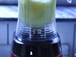 3、加入准备好的凉白开水，启动榨汁机，搅打2分钟。