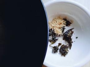 虾皮用温水冲洗，淋干水份。再将烧沸的水倒入器具中。