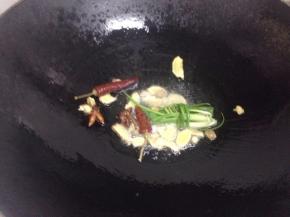 锅里倒入油，把葱、姜、辣椒、八角煸香