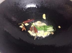 锅里倒入油，把葱、姜、辣椒、八角煸香