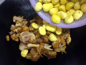 然后加入板栗翻炒匀