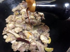 炒至变色后，加入生抽，老抽上色