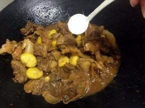 加入适量的盐，大火收汁即可出锅